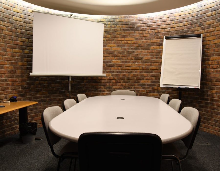 centre-athena-salle-reunion-table-ovale-vue-04